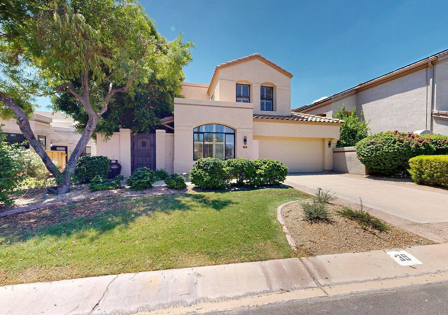 3 bed, 2.5 bath, 2515 sqft, $4,500 — Photo 2