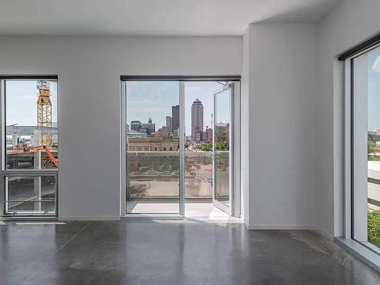 219 E Grand Ave — Photo 8