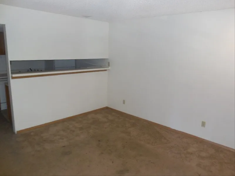 3 bed, $1,160 — Photo 2