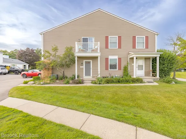 1556 Mariner Dr, Walled Lake, MI 48390