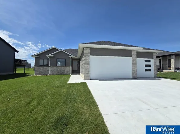 9511 Dalton Dr, Lincoln, NE 68516
