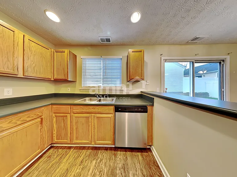 930 W Oaks Dr — Photo 4