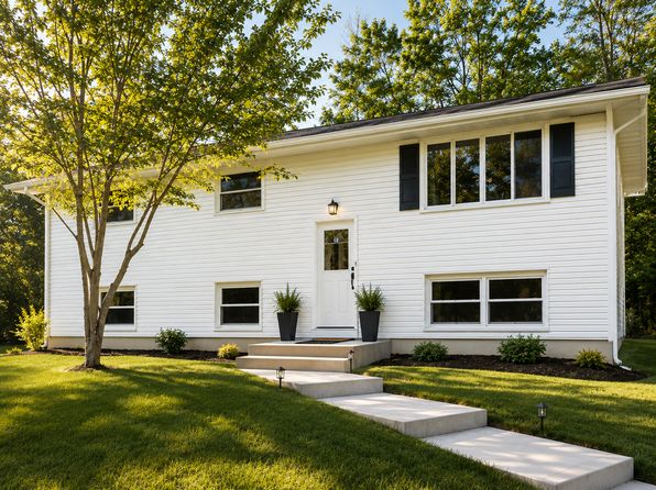 8 Hickory Ln