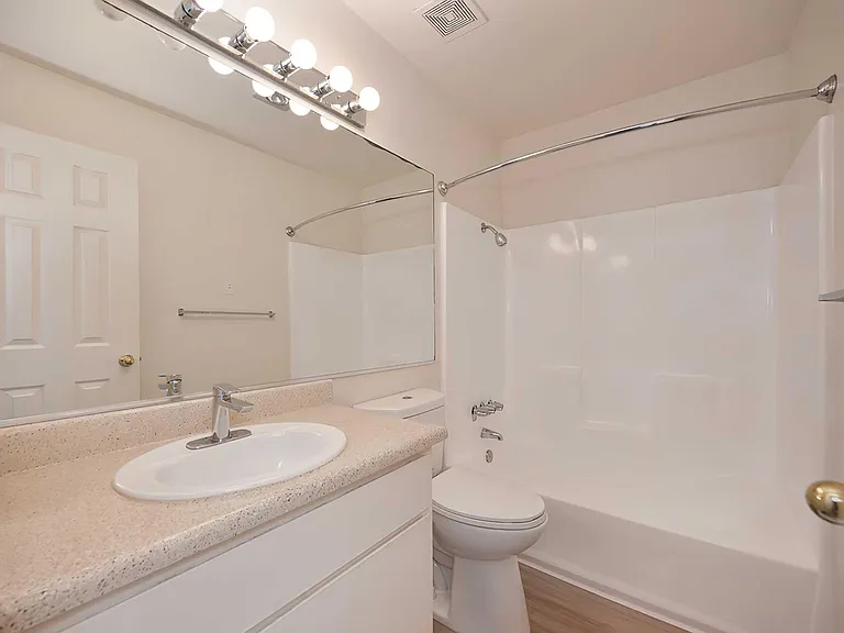 The Redwoods Apartments — Photo 9