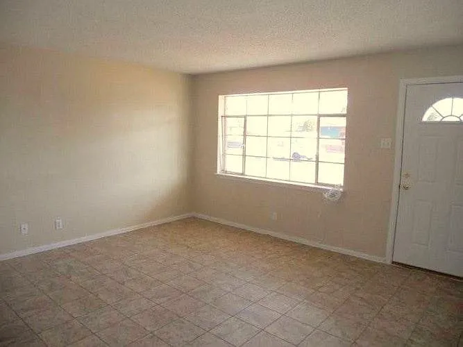 3 bed, 1250 sqft, $1,350 — Photo 3