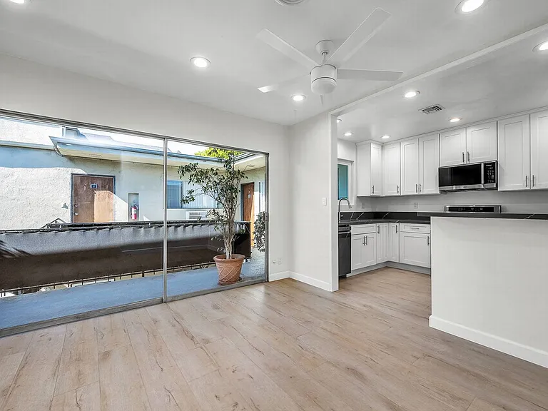 1361 N Laurel Ave #15 — Photo 6