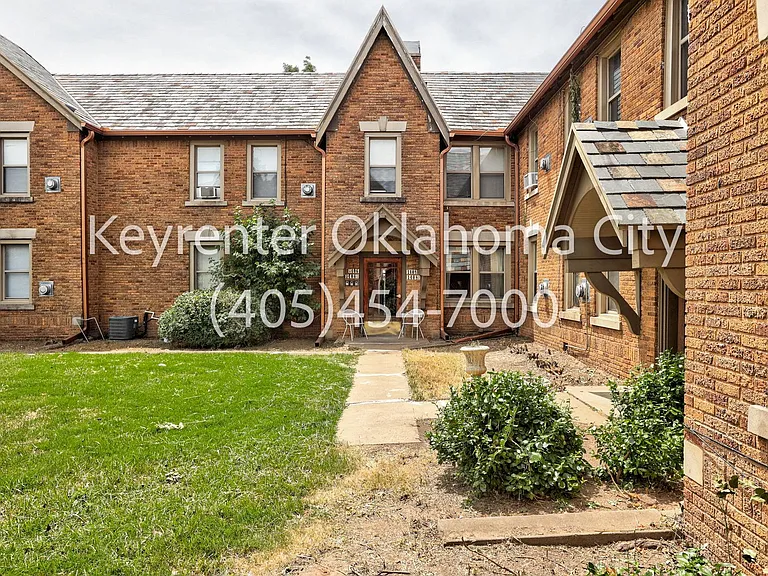 Kamp's Court Apartments — Photo 7