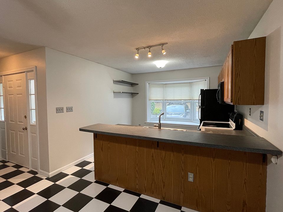 Kitchen with Breakfast Bar