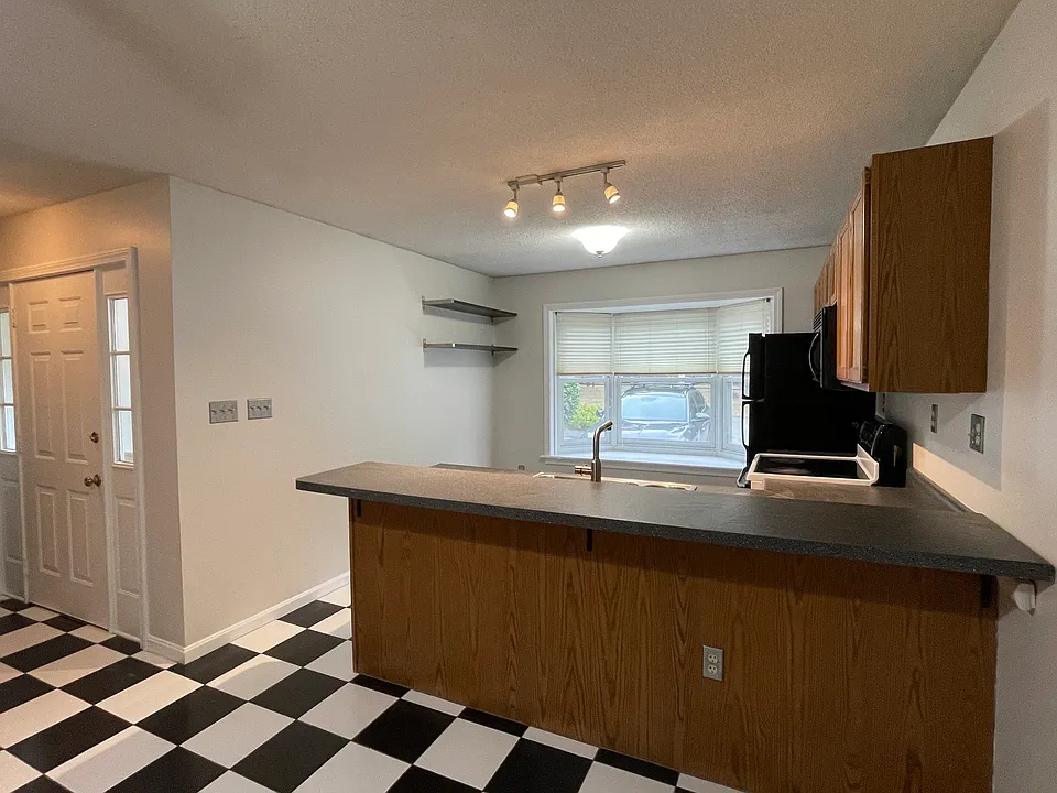 Kitchen with Breakfast Bar