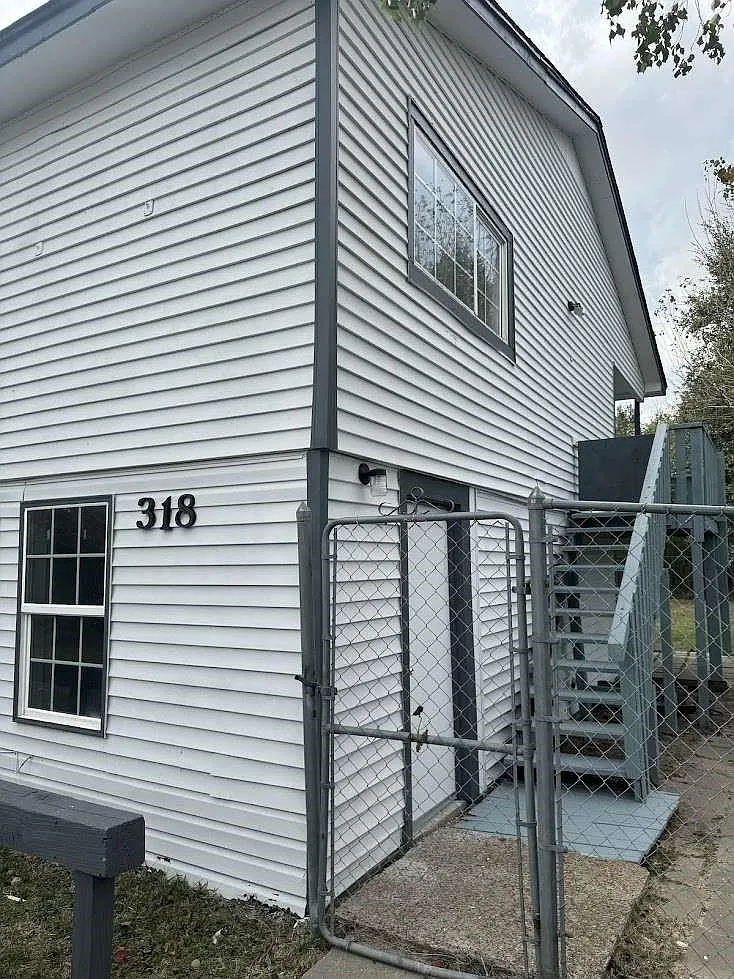 2 bed, 1.0 bath, 1412 sqft, $1,599 — Photo 1