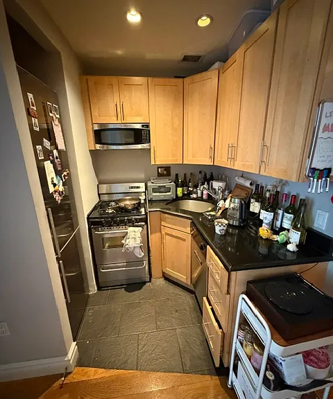 420 E 9th St #6 — Photo 4