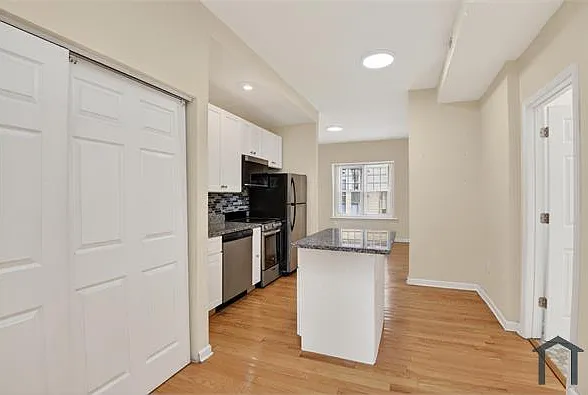 1 bed, 440 sqft, $2,212 — Photo 2