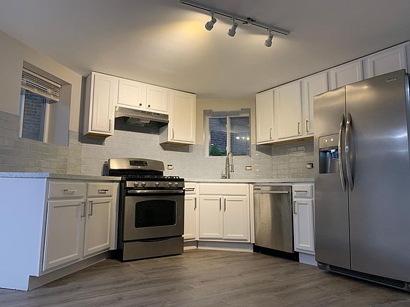 2nd image of 1052 N Leavitt St #G