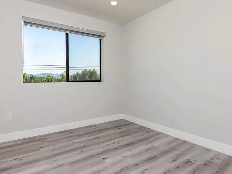 14612 Calvert St #305 — Photo 5