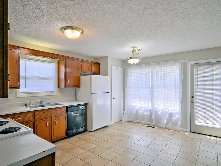 317 Pioneer Dr — Photo 7