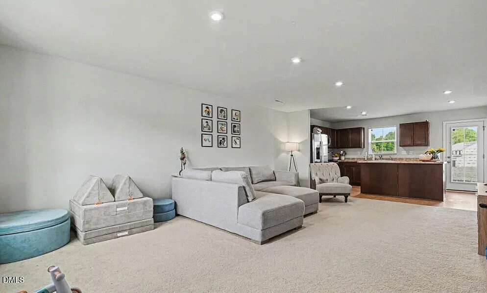 5 bed, 2.0 bath, 1689 sqft, $2,200 — Photo 3