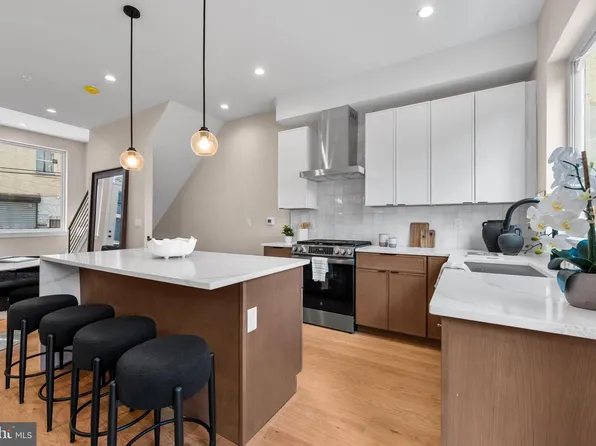 911 Emily St, Philadelphia, PA 19148