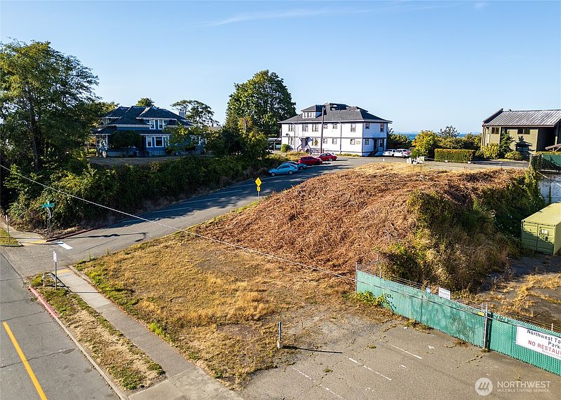 4th image of 999 E 1st Street