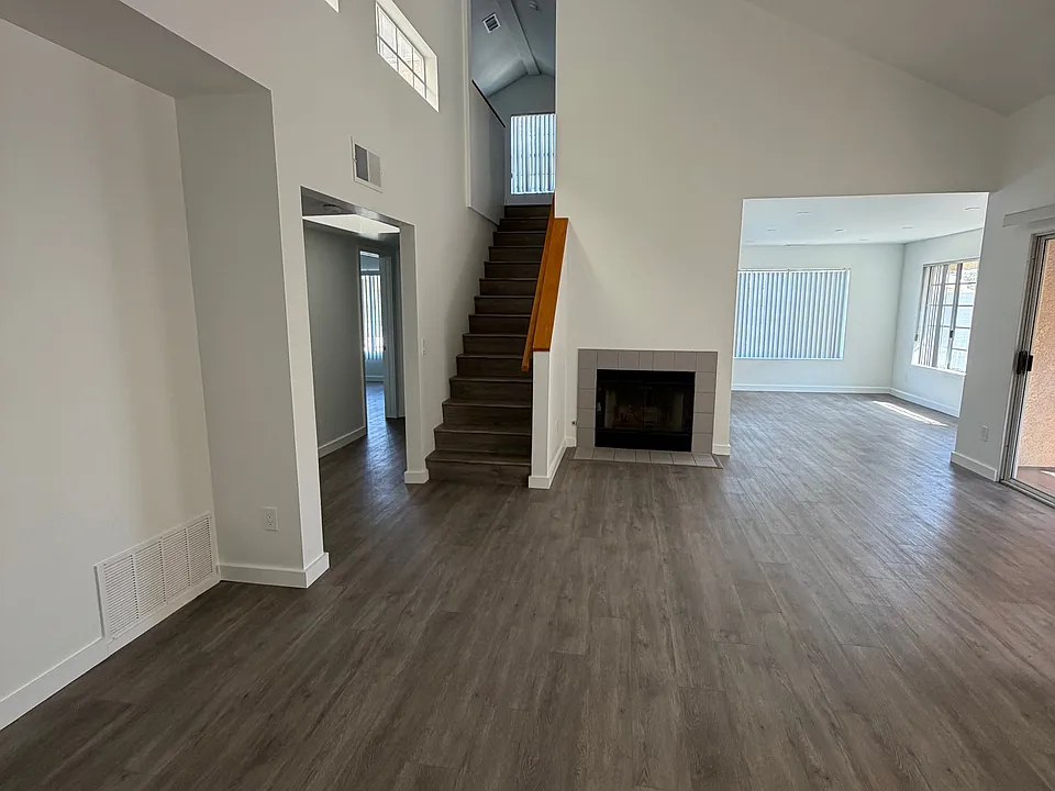 800 N June St