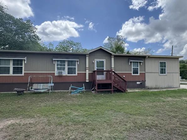 413 Schleicher St, Cuero, TX 77954