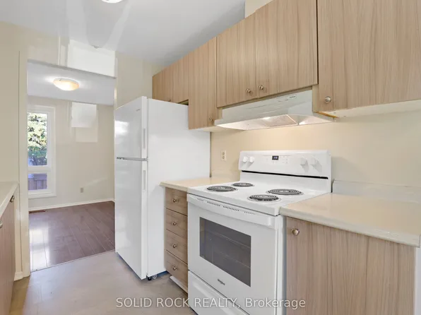 35 Thistledown Ct #18, Ottawa, ON K2J 1J4