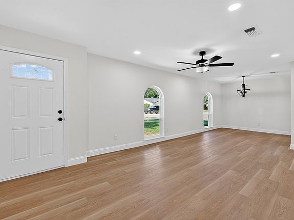 4th image of 3401 Glenmont Dr