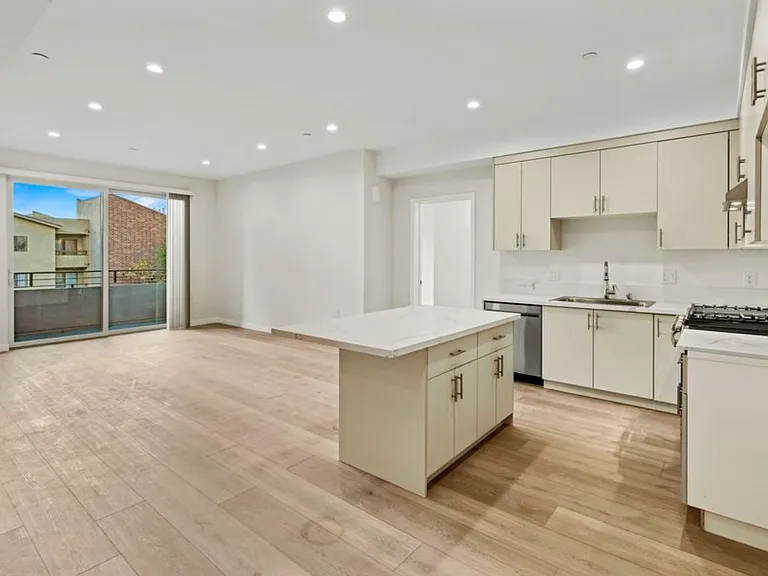 540 Oak St #104 — Photo 5