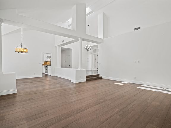 3rd image of 22101 Cairnloch St