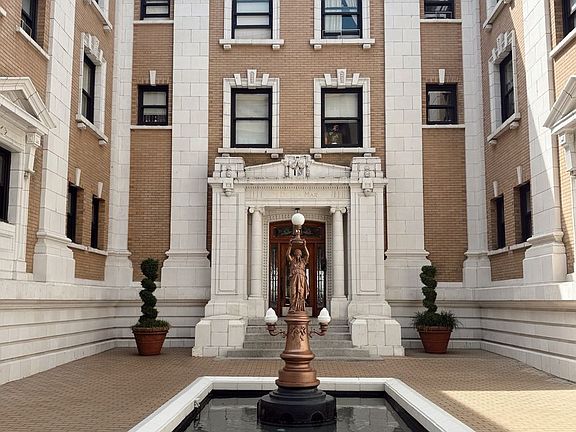 3rd image of 115 W Olympic Pl APT C-06