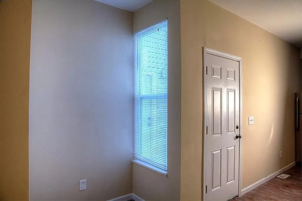4 bed, 2.5 bath, 2300 sqft, $1,795 — Photo 4