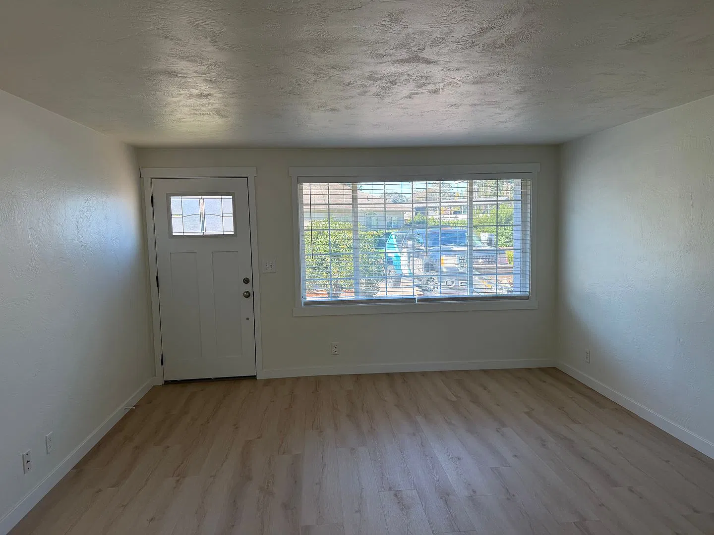 Luxury 2-bedroom 1 bath duplex in a great neighborhood! — Photo 4