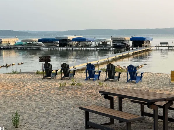 Arbutus Ln, Beulah, MI 49617