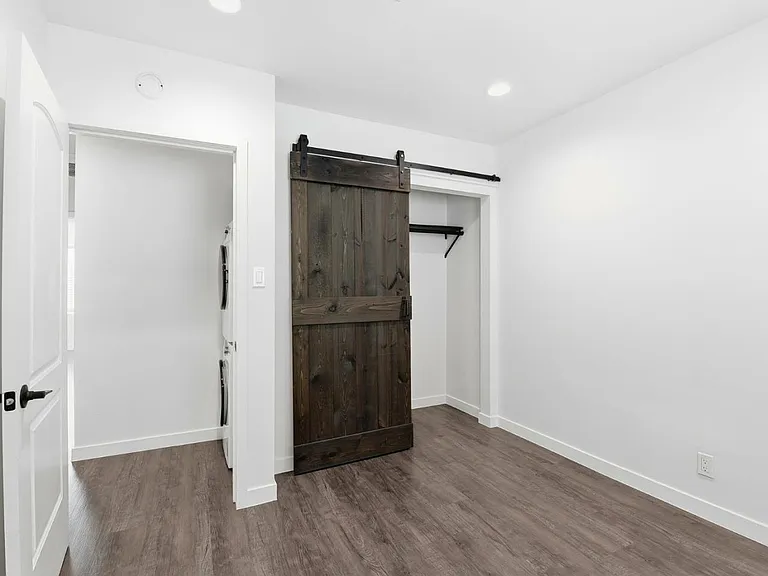 17055 Gault St #17055 — Photo 3