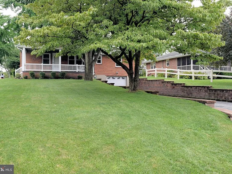 847 E Maple St — Photo 6