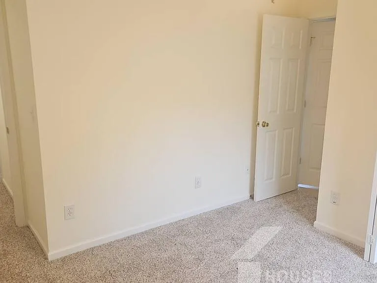 213 Worcester Ln — Photo 10
