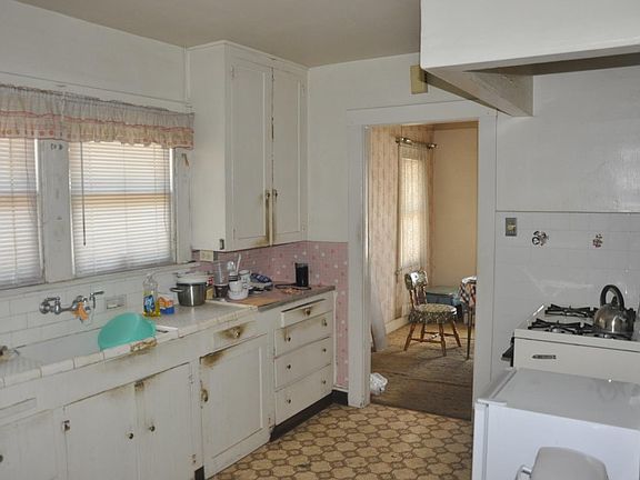 4th image of 843 Jackson St