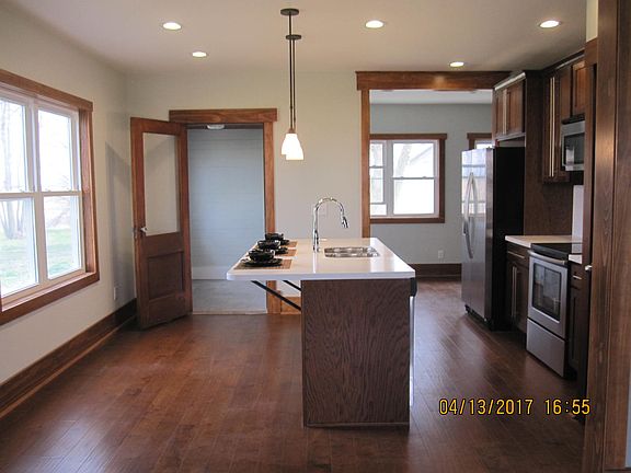 Island & Natural Light!