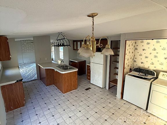 5th image of 2330 Springdale Dr