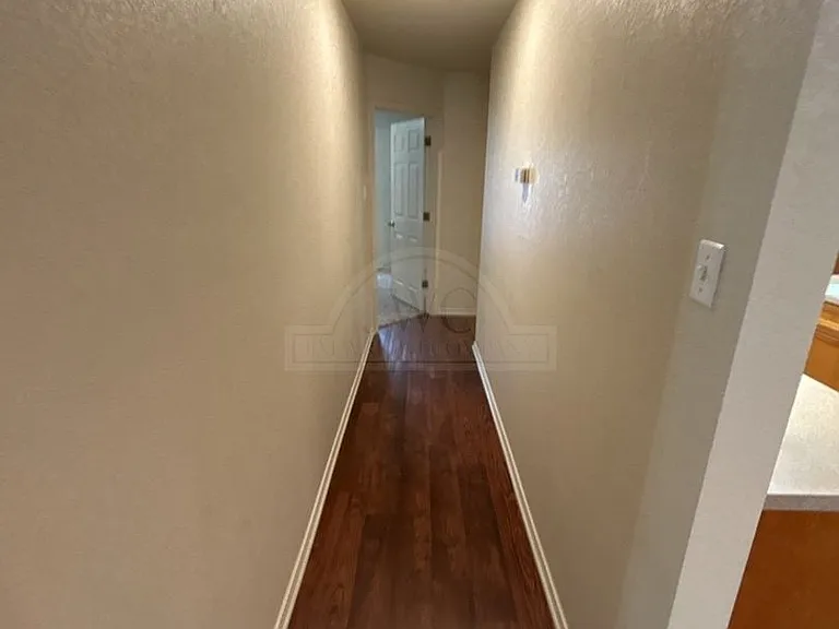 912 McDaniel Cir — Photo 9