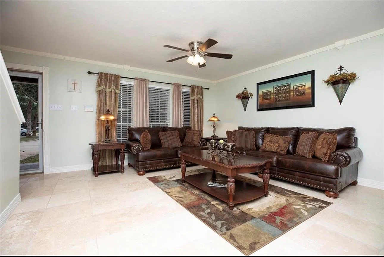4 bed, 2.5 bath, 2321 sqft, $2,250 — Photo 2