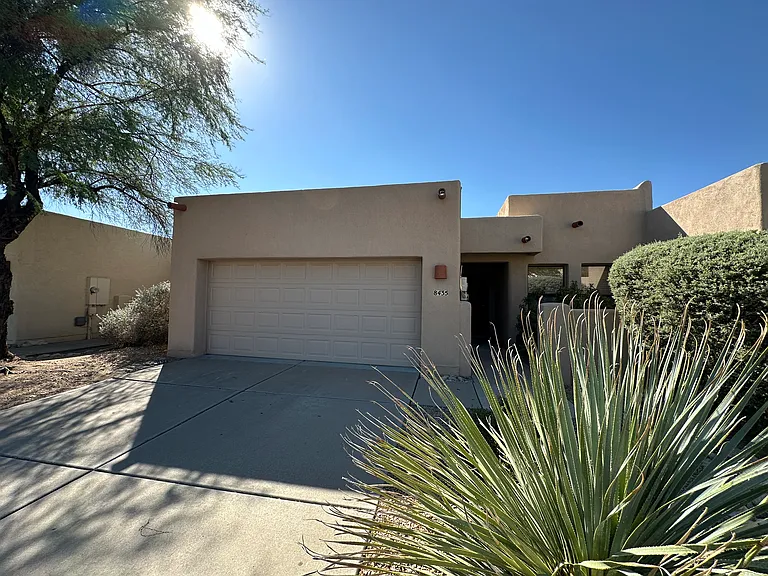 8435 N Hanks Pl — Photo 2