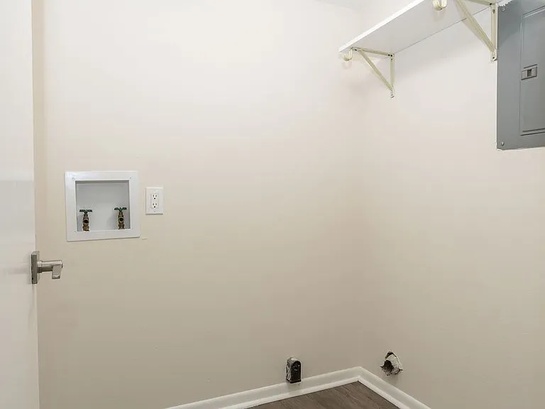 107 Hampton Dr — Photo 7
