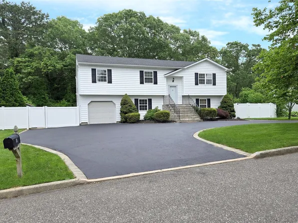 33 ROOSEVELT Avenue, Selden, NY 11784