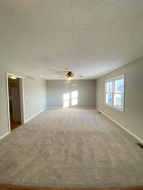 4 bed, 1960 sqft, $2,400 — Photo 2