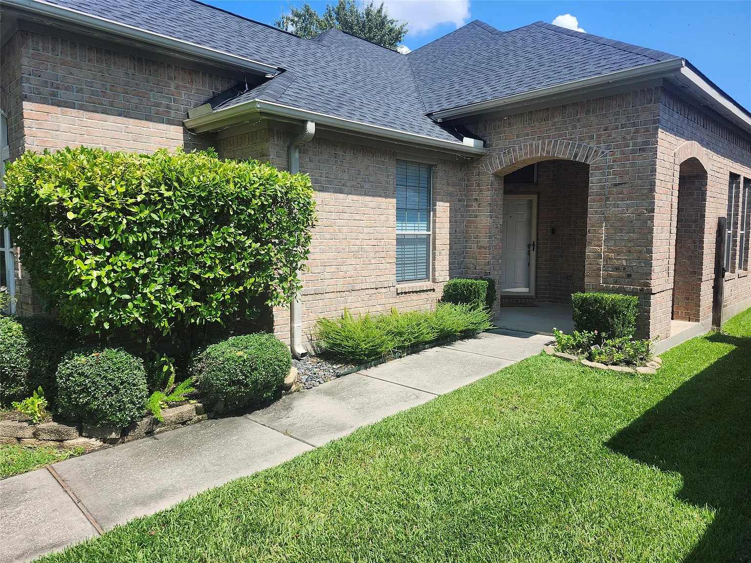 4 bed, 2.0 bath, 2202 sqft, $2,550 — Photo 3