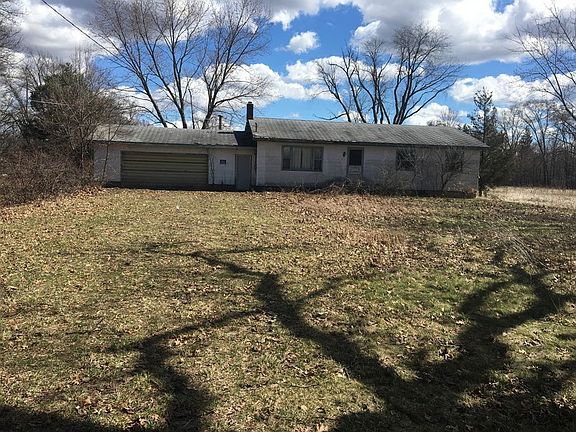 Front of house : distressed home sturdy but needs work and TLC