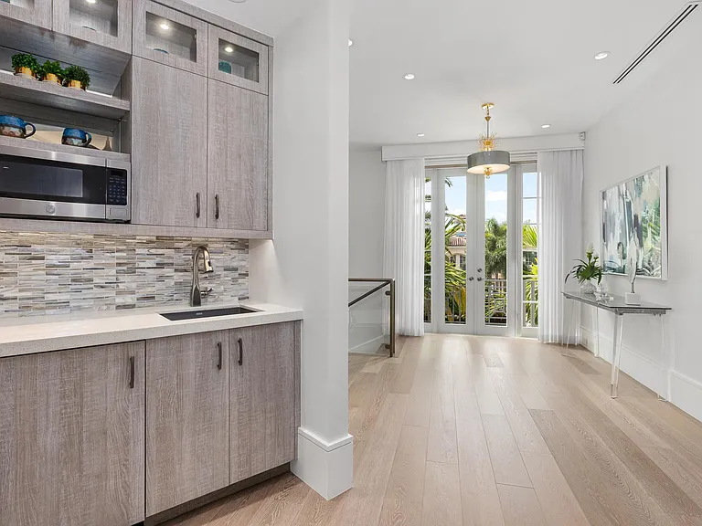 863 Enfield St — Photo 38