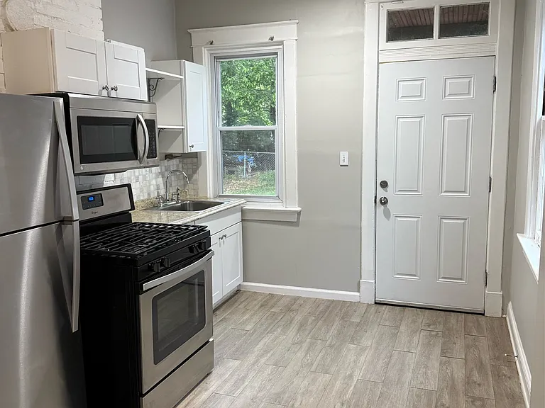 437 S Elm Ave — Photo 5