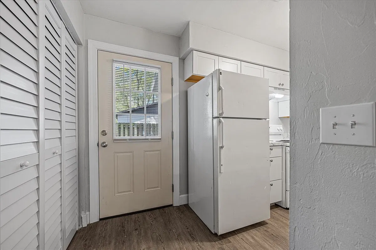 2 bed, 1050 sqft, $1,275 — Photo 4