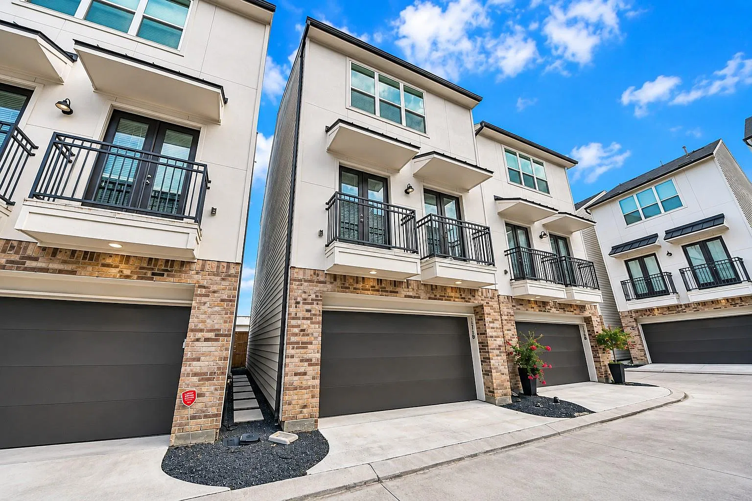 3 bed, 3.5 bath, 2480 sqft, $3,000 — Photo 2